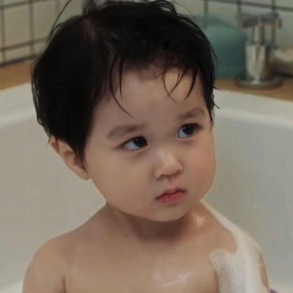 ممثل عظيم شايل الدراما على ظهره