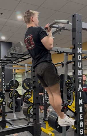 AppRotc's tweet photo. App ROTC Training- 2/5. The Cadet Battalion trained in the Varsity Gym; the Appalachian Commando Club conducted its fitness test. The afternoon Lab consisted of Cold Weather training for the underclassmen and the Standard Operating Procedure (SOP) class for the Juniors. https://t.co/3qtApJhKqt
