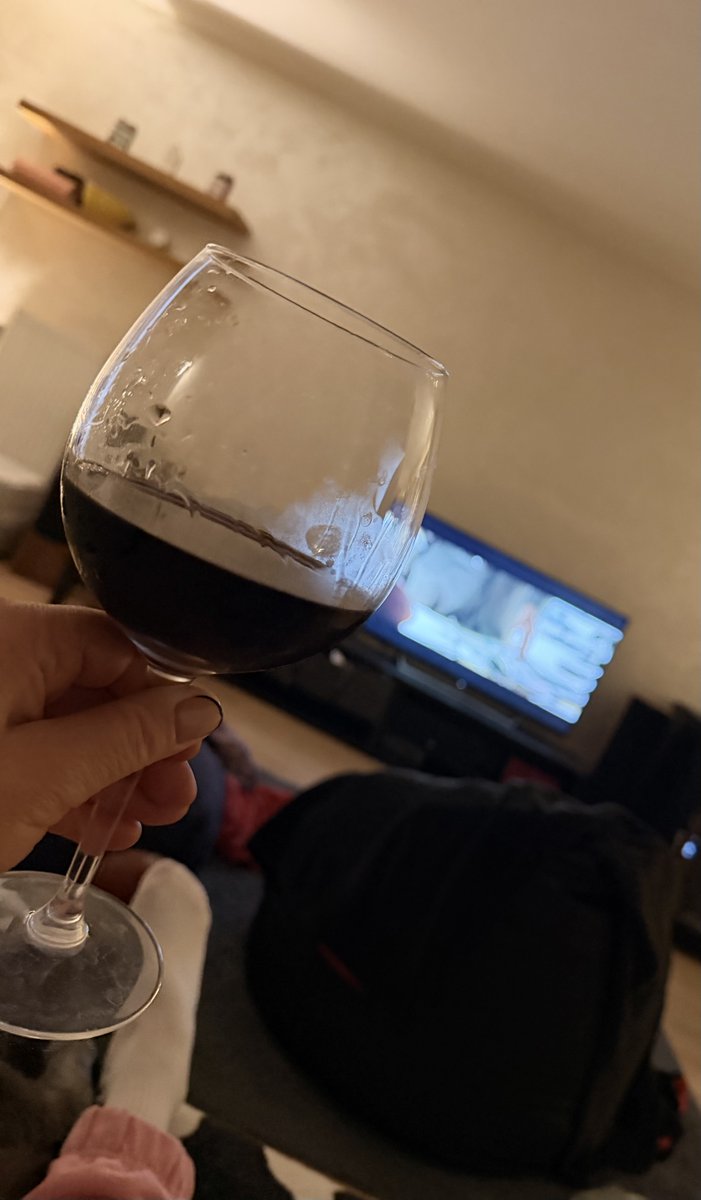ilona2020_ilo's tweet image. #randka 
Nawet po 10 czy 1) latach trzeba chodzić na randki ze swoją osobą / i nie zamykaj się na tę osobę , bo inni /