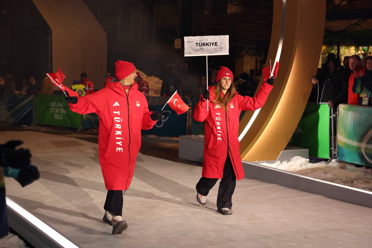 25. Kış Olimpiyat Oyunları Milano Cortina 2026, Açılış Töreniyle resmen başladı. Törende Türk Bayrağımızı İrem Dursun ve Furkan Akar taşıdı.❄️🎇

6 Şubat - 22 Şubat arasında düzenlenecek Oyunlarda, Alp disiplini kadınlarda Ada Hasırcı ve erkeklerde Thomas Kaan Önol Lang, kayakla