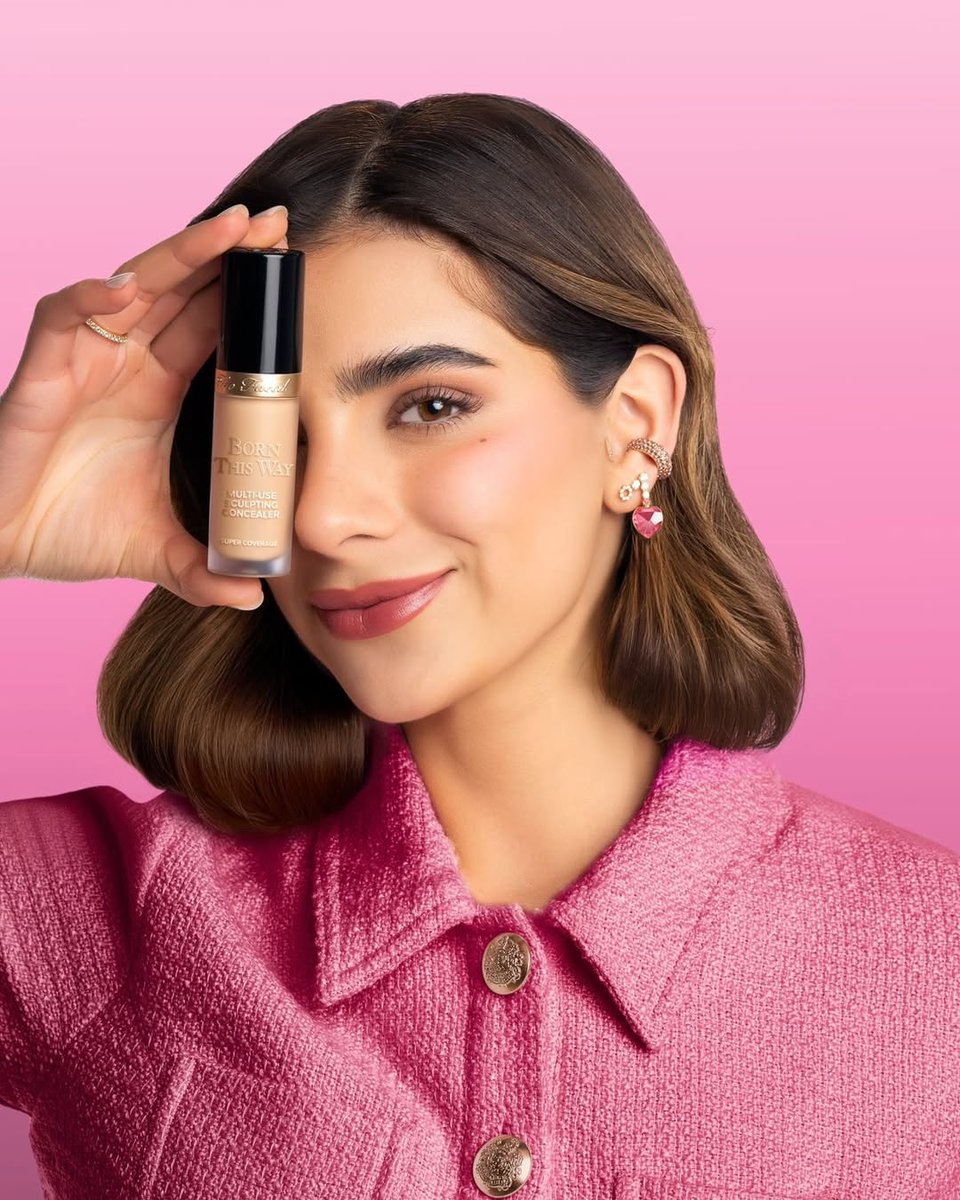 exatv's tweet photo. Mar de Regil hace historia en la industria beauty 🎀💥
#MardeRegil se convierte en la primera embajadora mexicana de #TooFaced la icónica marca del grupo Estée Lauder, marcando un nuevo capítulo para el mundo del maquillaje en México y #LATAM 💖🌎
Su amor por la belleza real, su creatividad y la conexión auténtica con su comunidad la posicionaron como la elección perfecta para representar a la firma ✨💬 Además, México será el país encargado del lanzamiento del Born This Way Super Coverage Concealer, reafirmando su peso en la escena beauty internacional 🇲🇽🔥
“Me encanta cuando el maquillaje deja ver piel real, sin filtros”, compartió Mar al anunciar la noticia, celebrando una belleza auténtica, sin reglas y con mucha actitud 💄🤍
#ExaTv #BeautyProducts
