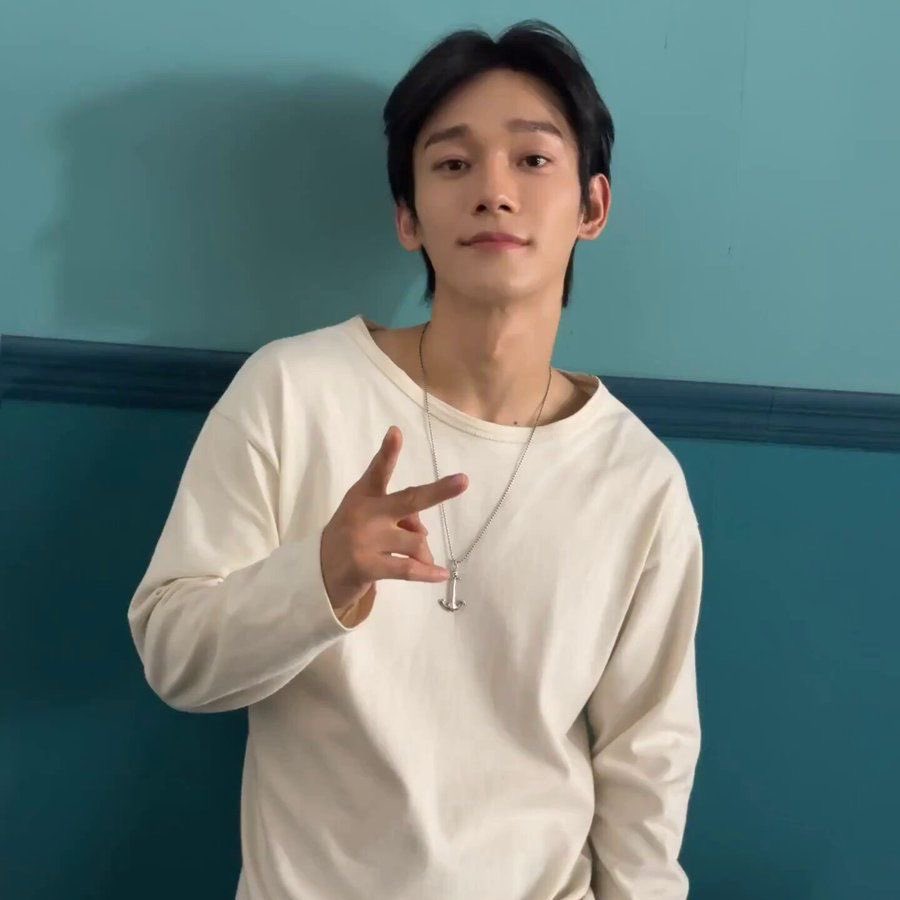 evilxiumin's tweet image. 🚨 SHOCK: EXO’s Chen claims he had no idea his group member, Xiumin, is nonbinary 🏳️‍🌈

"I thought they were korean like me," says the singer.