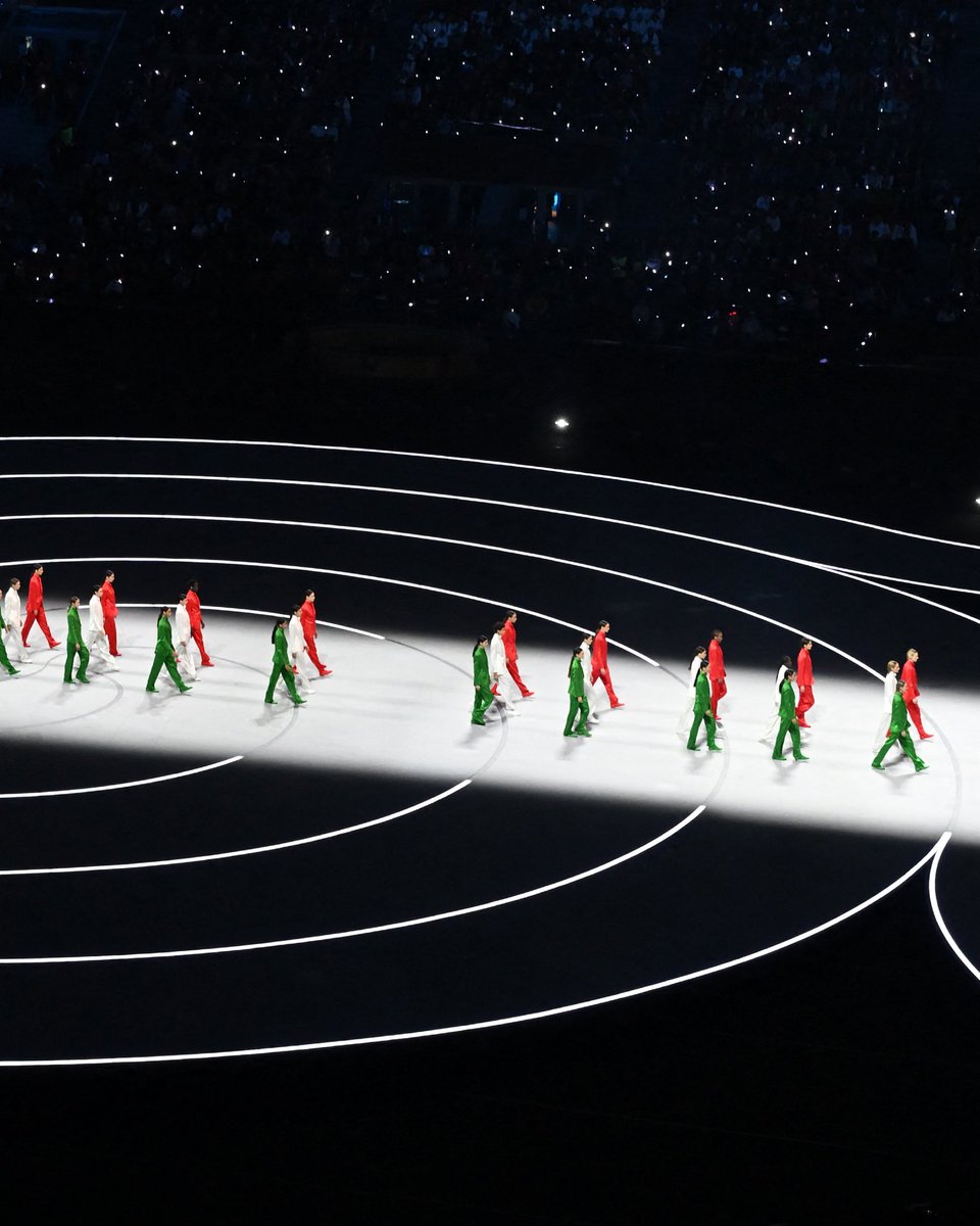 At the opening ceremony of the Milano Cortina 2026 Winter Olympic and Paralympic Games in Milan, Italy, sixty models in elegant, monochromatic Giorgio Armani trouser suits came together to form the Italian national flag—a powerful image of unity, elegance, and identity.
