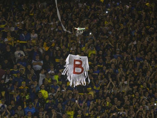 El único drone que pasa por la Bombonera