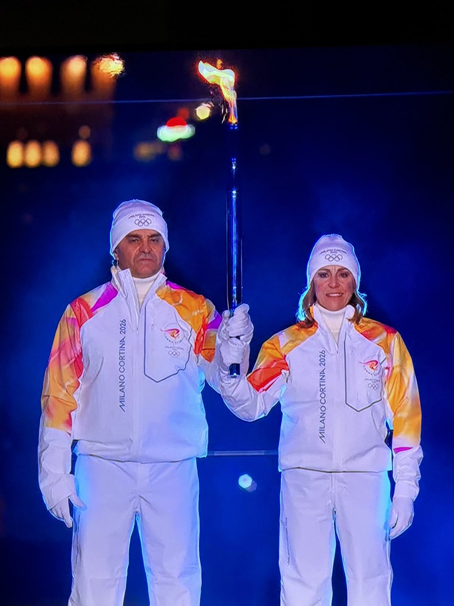 Alberto Tomba, Debora Compagnoni: la mia infanzia sportiva in uno scatto, due miti assoluti che incarnano il vero spirito olimpico.

Scelta giustissima.

#MilanoCortinaOlympic2026