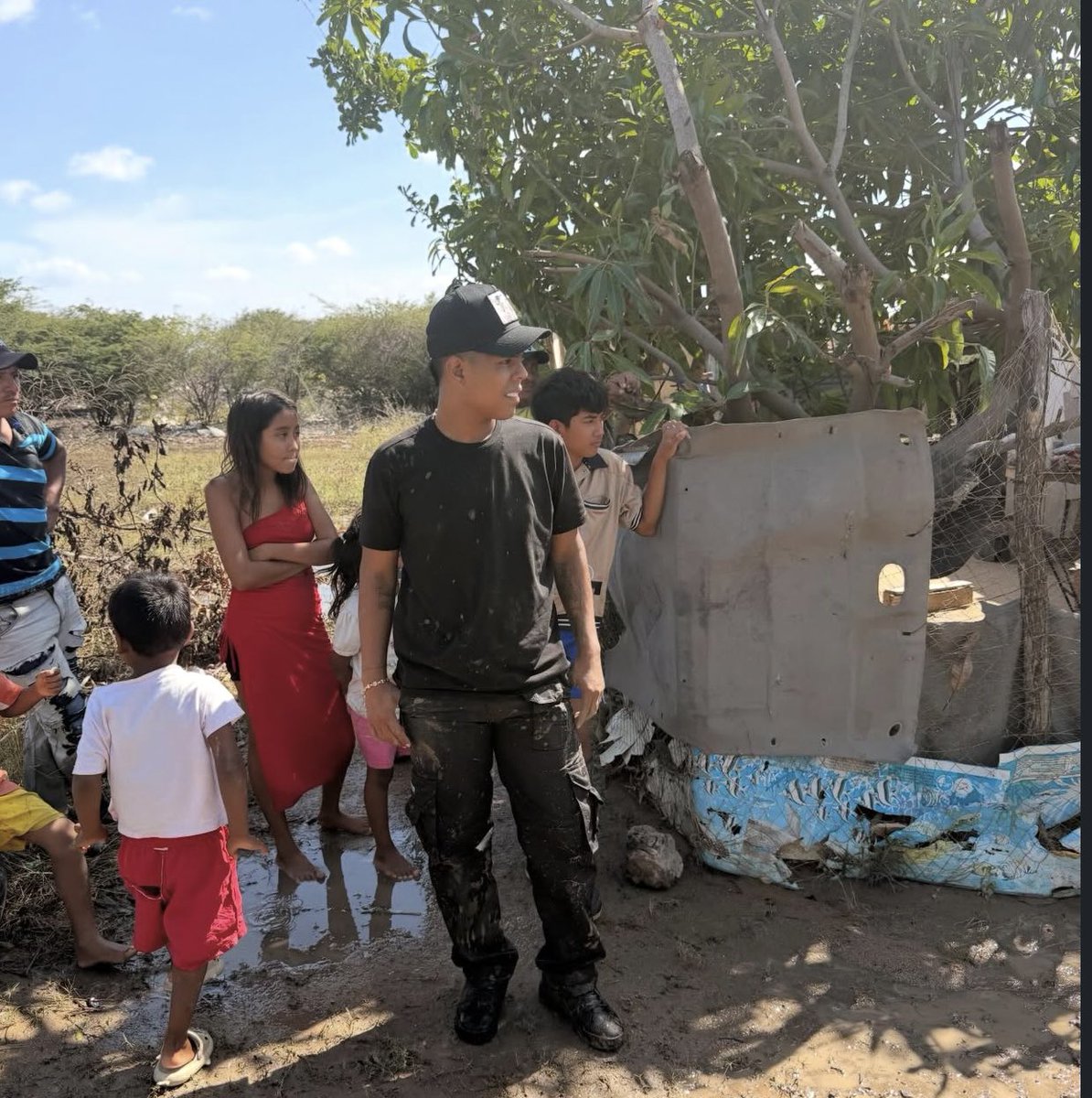 Con su corazón solidario, el joven cantante @Haffitdavid llevó ayudas #humanitarias a las familias damnificadas por las inundaciones en La Guajira. intervallenato.com/inicio/el-cant…
