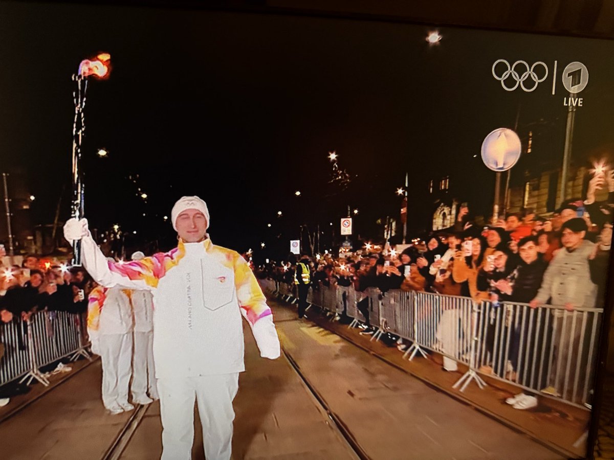 Einfach schade, dass dieses Handy so allgegenwärtig sein muss, und die Menschen den Moment nicht einfach mal genießen können. Statt verdienten Beifall zu zollen, wird geglotzt und die Kamera ausgerichtet. Wie es nervt, schon lange. #Olympics #Italia