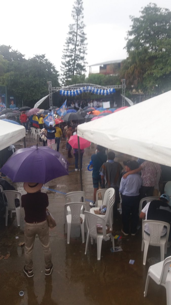 Uribe Vélez estuvo hoy por acá por Fusagasugá, acompañado de su mascota Paloma Valencia, y no le salieron ni 50 personas.

¡Está acabado!