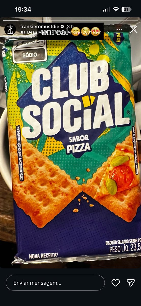 vampirismo_'s tweet photo. o pessoal achando que eles tavam provando altos pratos brasileiros tipo um churrasco ou uma feijoada e a porra do frank iero comendo CLUB SOCIAL sabor PIZZA mano esse cara nao existe namoral https://t.co/n9pyrG1fYF