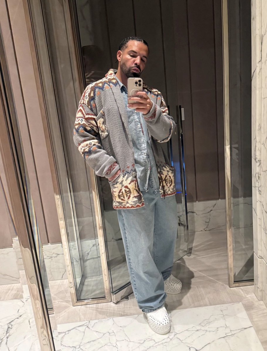 PopCrave's tweet image. Drake in new photo.