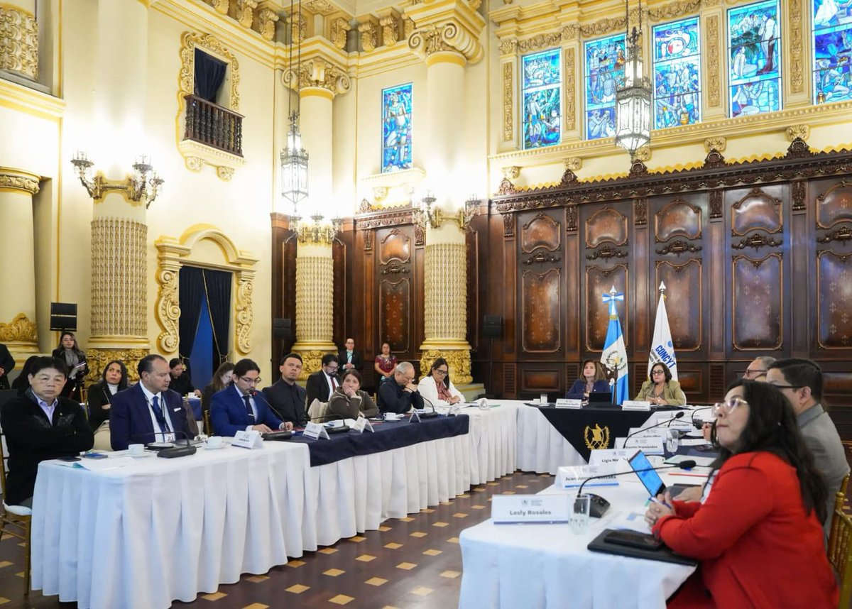 senacytgt's tweet photo. La vicepresidenta de la República, Karin Herrera, lideró la reunión ordinaria del Concyt en la que se abordaron temas estratégicos para el fortalecimiento de la ciencia y la tecnología en Guatemala. 

Gabriela Montenegro, secretaria Nacional de Ciencia y Tecnología, presentó los principales planes de trabajo y actividades de la Senacyt, así como las acciones previstas por las Comisiones Técnicas del Sincyt. 

Asimismo, se aprobó el apoyo económico para proyectos de la línea de financiamiento TransfiereCTi del Fonacyt. 

@KarinHerreraVP
@ViceGuatemala
@gabrielaCastora