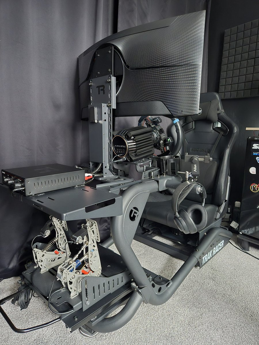 johnz1mm's tweet photo. Upgraded to @fanatec Podium DD. Looks pretty good on the @trak_racer tr8 pro. 🤝 https://t.co/k2VVPxG5Cb