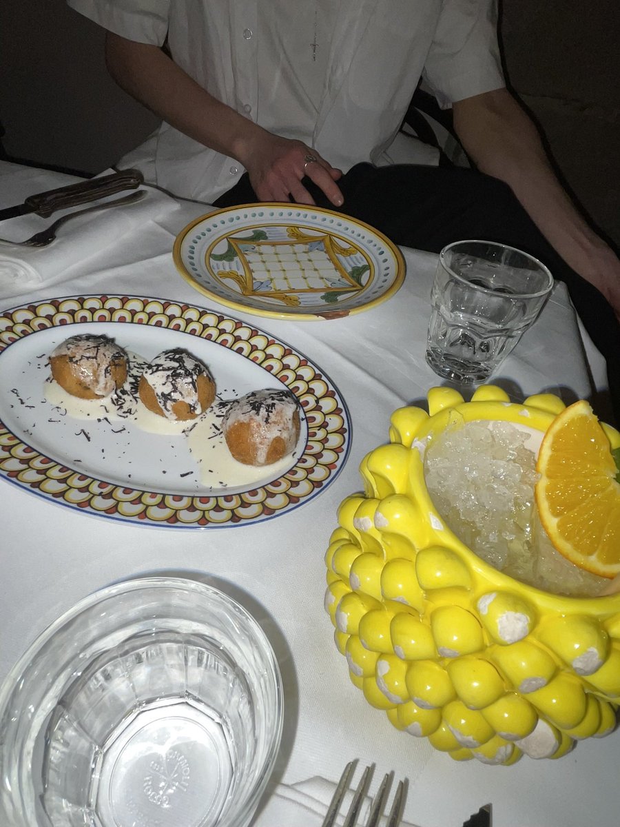 ChocoNoisette's tweet photo. @hvnsho Omg, ça fait si longtemps que j’ai pas été à Lyon 💔 sinon t’as le Carmelo dans le 1er qui est cool, ils font pleins de truc avec de la truffe (1,2,3) et sinon, et encore sinon t’as le bernachon qui est un restau + chic dans le 6e (4) en espérant qu’aucun n’ai fermé 💀 https://t.co/1O4MktOlQK