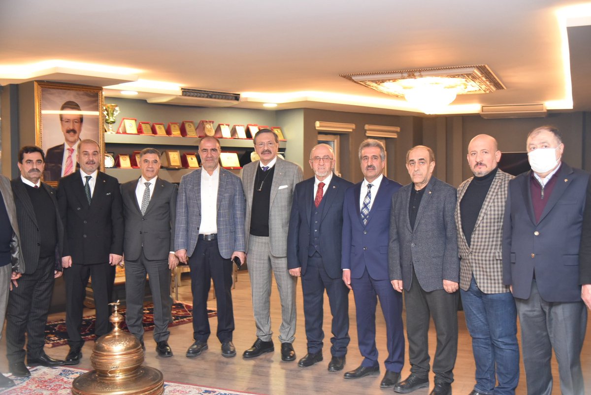 Türkiye Odalar ve Borsalar Birliği (TOBB) Başkanı Sayın M. Rifat Hisarcıklıoğlu, Yönetim Kurulu Başkanımız Mehmet Ali Dumandağ, Meclis Başkanımız Aydın Torgut, yönetim kurulu üyelerimiz ve meclis üyelerimizi borsamızda ziyaret etti.