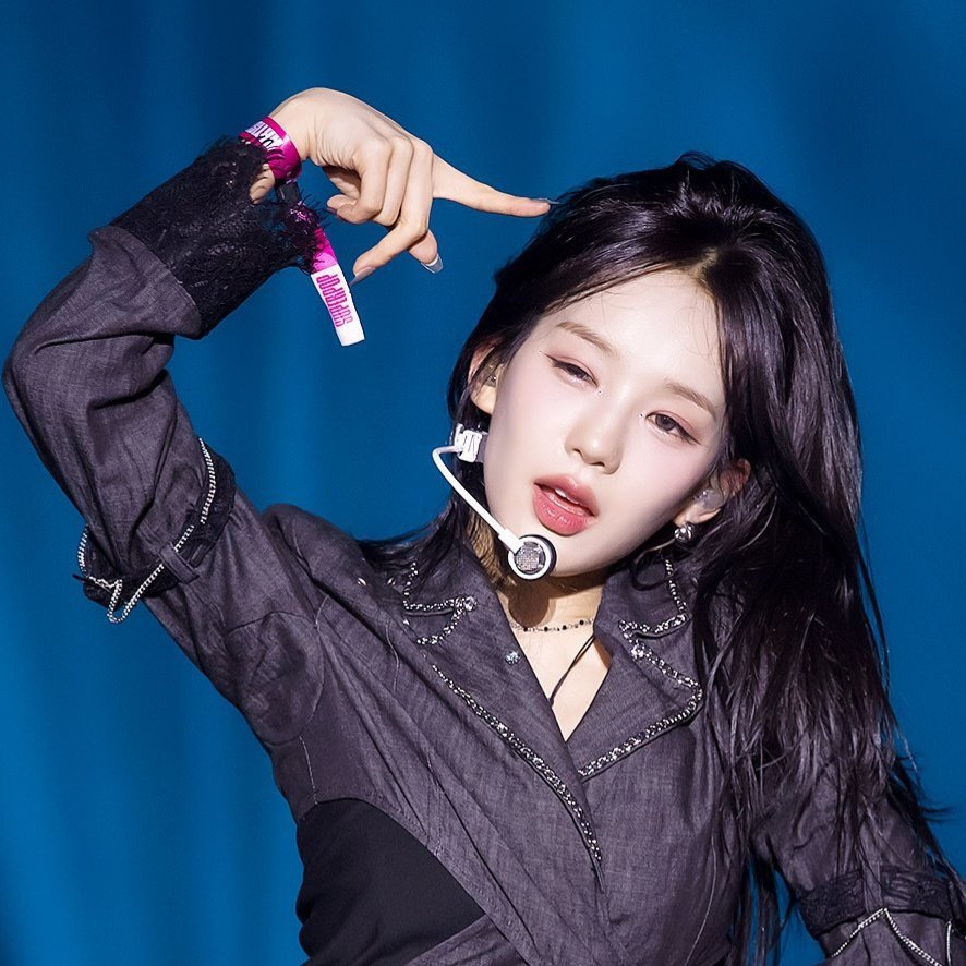 aboutsarangi's tweet image. Pre-idol.                                     Pro-idol.