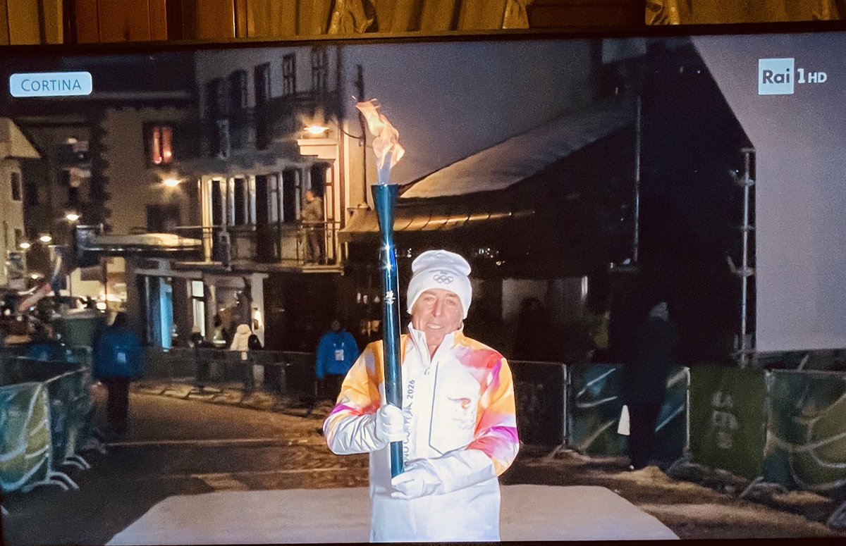 Una delle immagini che mi porterò di più di questa #cerimoniadiapertura è questa:
Gustav Thöni, quasi 75 anni, che a Cortina porta la fiamma, evidentemente commosso.
#GiochiOlimpiciInvernali2026 #OpeningCeremony #MilanoCortina2026