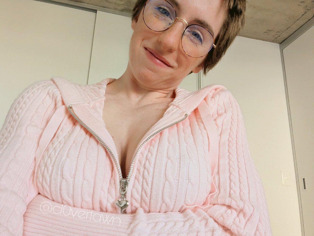 cl0verfawn's tweet photo. trying to not be so self-conscious about my teeth https://t.co/drdkV32j4j