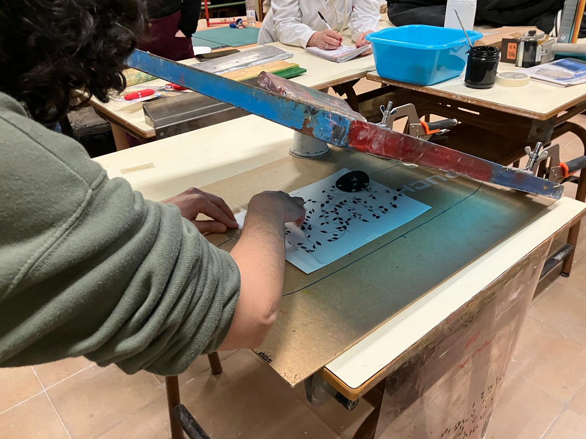 iesvp's tweet image. En el Virgen tenemos nuevo proyecto. Algunos de nuestros docentes se está formando en #serigrafia. Muy pronto veréis resultados y aplicaciones con nuestro alumnado.  
@cpmariadeavila @RedEvolucionAr @InnovaEducAr @tintaentera #creacionvisual #elVirgentienearte #elVirgendejahuella