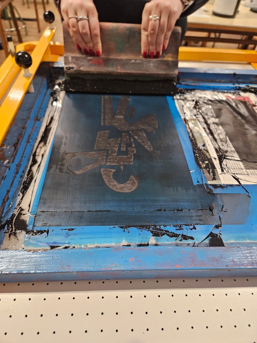 iesvp's tweet image. En el Virgen tenemos nuevo proyecto. Algunos de nuestros docentes se está formando en #serigrafia. Muy pronto veréis resultados y aplicaciones con nuestro alumnado.  
@cpmariadeavila @RedEvolucionAr @InnovaEducAr @tintaentera #creacionvisual #elVirgentienearte #elVirgendejahuella