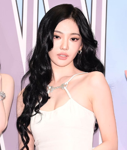 AboutMusicYT's tweet image. aespa's Ningning jokingly shares a meme to a fan asking "does my ex still love me":

"let that s*** go"