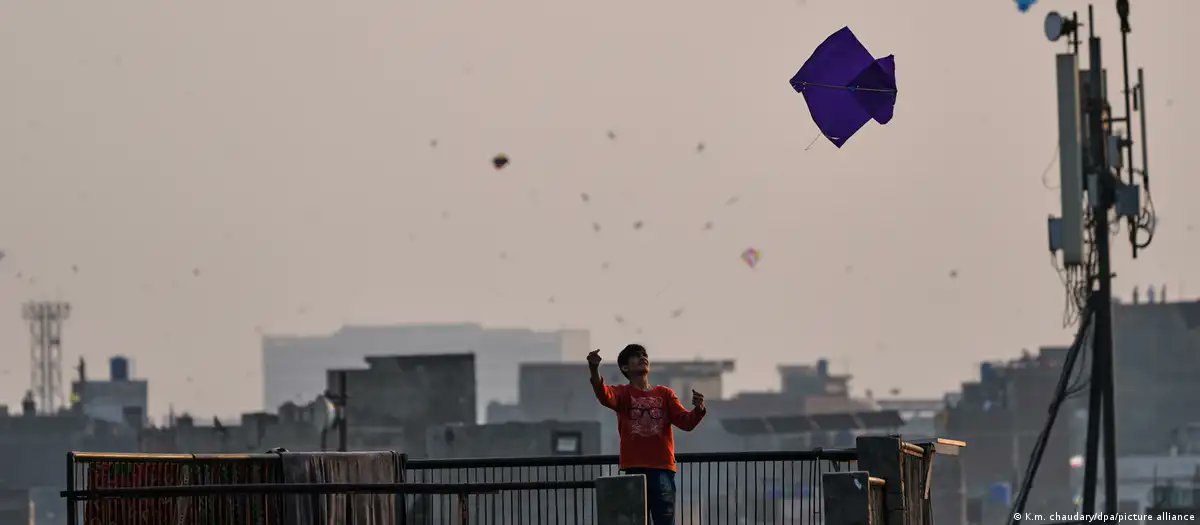 Pakistanis across Lahore city are taking to the rooftops to celebrate the three-day spring festival of Basant by flying colorful kites after a gap of several years.
p.dw.com/p/58G0P