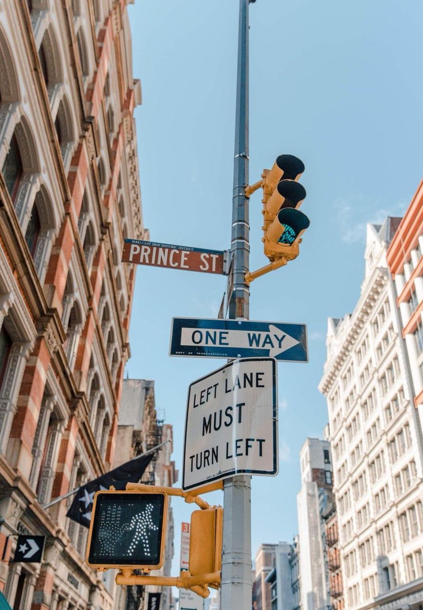 kparce's tweet image. 時計はどっちのかな？ 🤯