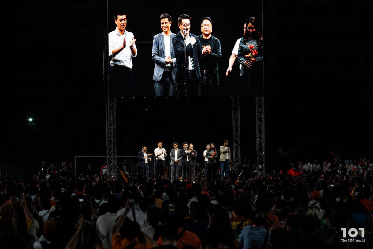 Decharut114's tweet photo. ไม่ว่าต่อไปจะทำหน้าที่ในฐานะรัฐบาลประชาชนหรือพรรคประชาชน 
ผมจะไม่ลืมวันนี้ ผมจะไม่ลืมส้ม กล้วย ข้าว ที่พี่น้องประชาชนมอบให้
และจะทำหน้าที่ให้ดีที่สุด และซื่อสัตย์ต่อพี่น้องประชาชนตลอดไป https://t.co/2D1ii23CFT
