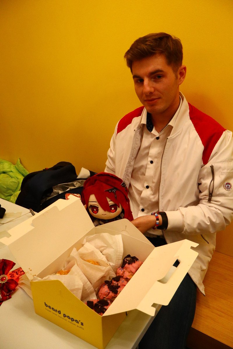 pig_tbh's tweet image. Ran into Holofans at Beard Papas and we got some pictures! Pictures by @XullifyAndy #BFKingdom #BloodflameAttire #beardpapas