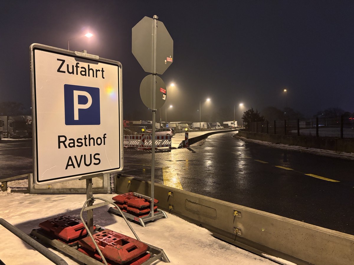 pneumannberlin's tweet photo. Winterspaziergang zum Motel #Avus #Berlin. @TankundRast https://t.co/ZDd3xkOlVd