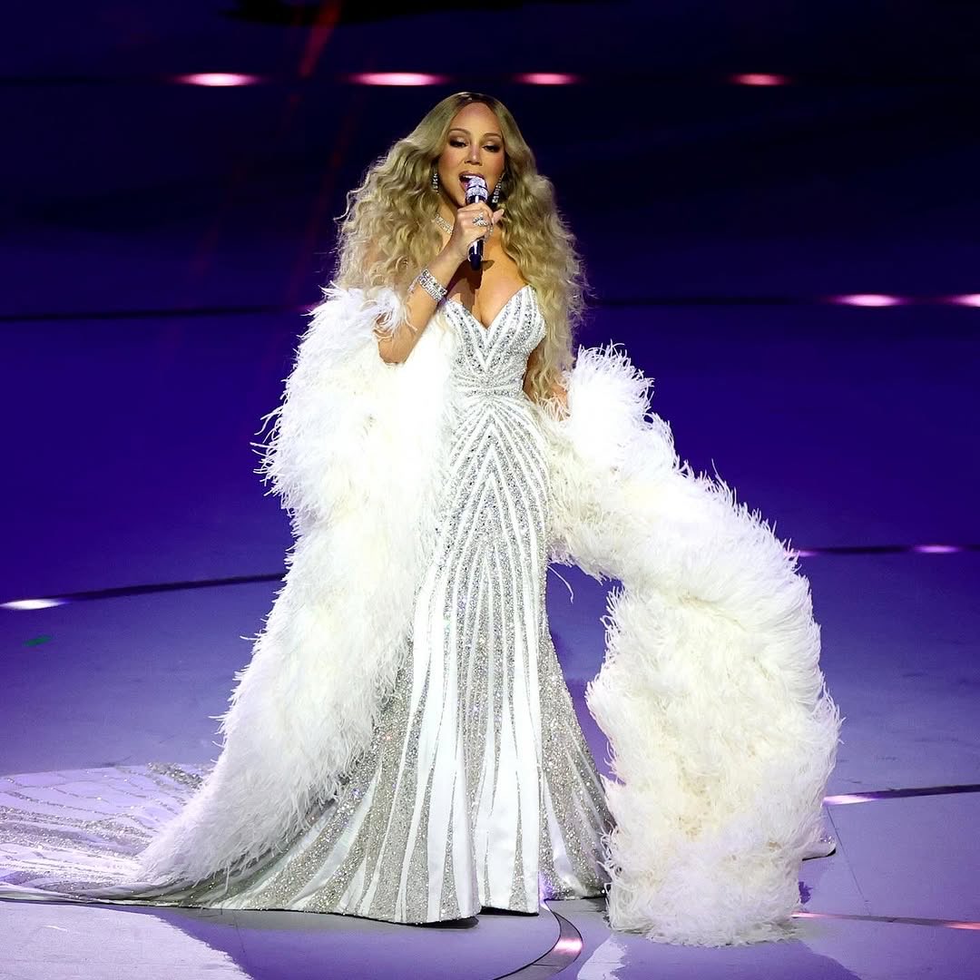 rebecamaccise's tweet photo. Sobre el vestido de Mariah Carey por Roberto Cavalli: Inspirado en un icónico estampado del archivo Cavalli, los rayos dorados de los 90s - 2000s. Bordado con Swarovski y la estola es de plumas de avestruz. 

Juegos Olímpicos Milán 2026 https://t.co/jNCUhyc5bV
