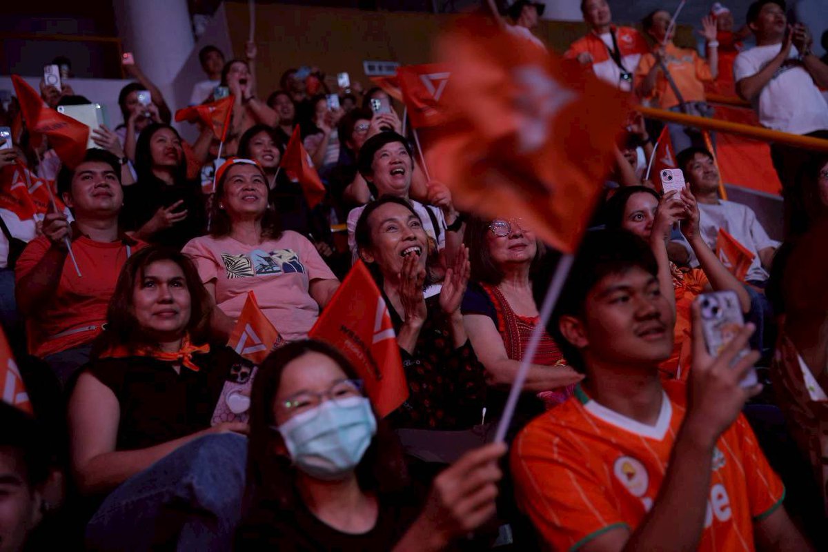 เลือกการเปลี่ยนแปลง แล้วก้าวไปด้วยกัน
.
ทะเลสีส้มเกิดขึ้นอีกครั้งที่ศูนย์เยาวชนไทย-ญี่ปุ่น ดินแดง ขอบคุณประชาชนทุกคนที่มาร่วมกันแสดงพลัง ส่งเสียงว่าการเปลี่ยนแปลงมาถึงแล้ว ประชาชนตื่นแล้ว และใครก็ปฏิเสธประชาชนไม่ได้ 
.
เหลือเวลาอีกไม่กี่ชั่วโมงเท่านั้น ขอให้ทุกคนร่วมด้วยช่วยกัน