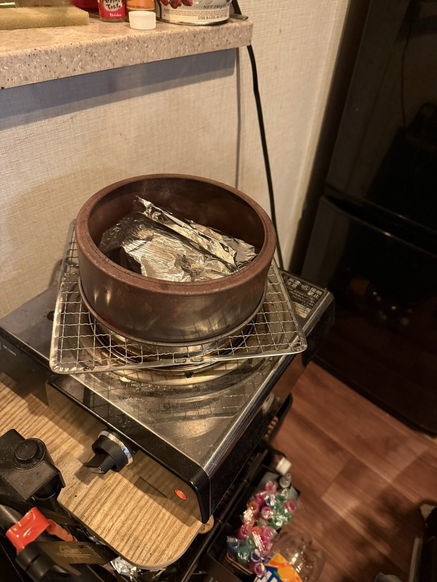 朝食と炭焼けるの待ち