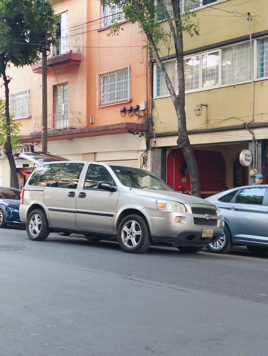 #TránsitoGCDMX Solici apoyo de <a href="/UCS_GCDMX/">Unidad de Contacto del Secretario SSC CDMX</a> <a href="/OVIALCDMX/">OVIAL_SSCCDMX</a>  para multar camioneta 996UHL estacionada SIEMPRE en segua fila reduciendo Jaime Torres Bodet #186 col. Stam Maria la ribera del Cuauhtémoc,  a un solo carril.(abren la cajuela y ponen intermitentes fingiendo que es temporal)