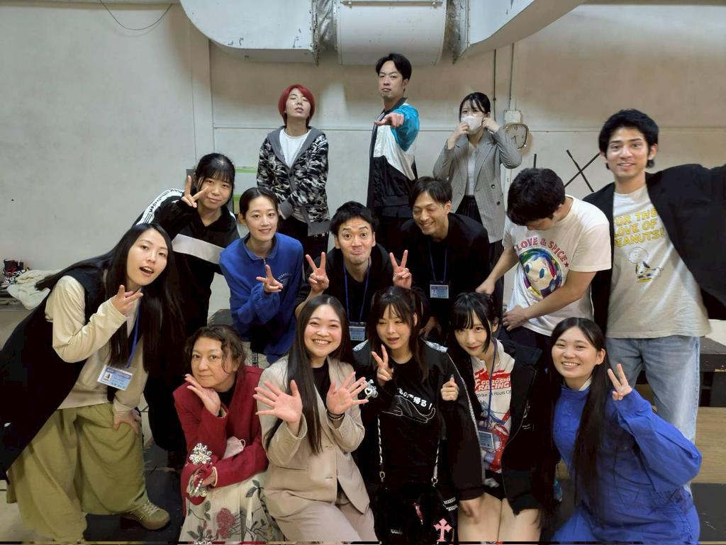 橘真由の見所は常務取締役の藤堂国子が部長をホラ見なさいよと説得しに乗り込む所から始まる所❣️藤堂の登場の仕方も嫌みで強烈かlivepocket.jp/e/q2e2u
舞台｢ヤンバルクイナは真夜中に跳ぶ｣
貴方のお名前がロビーに掲載❣️橘真由が少ないと寂しい。
お祝い札→
x.gd/6Qnlu