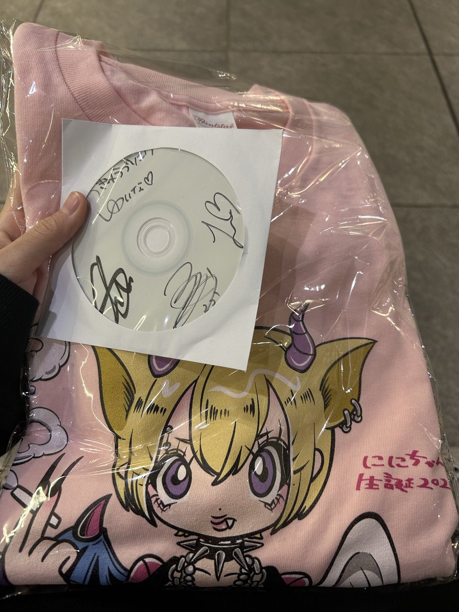 klhin23's tweet photo. もう4日くらい経っちゃったけどアフターパーティーのやつ！！
ガチャガチャのtシャツ当たったから多分今年の運使い切った https://t.co/BcCsMjolv0