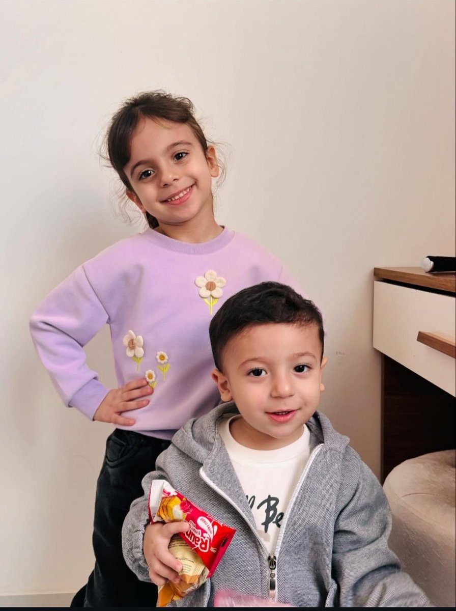 AllaaNegma's tweet image. شام وصلاح ف أحدث طلة، ما أحلى هالطلة 😍

الله يحرمه الراحة اللي حرمكم من أنس.
الله يصنعكم على عينه يارب.