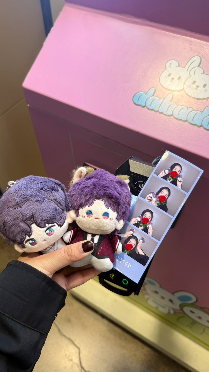 tyffsy's tweet photo. miss bodyguard took the fish out for photos heh 💜 https://t.co/rtYzTOEFxC