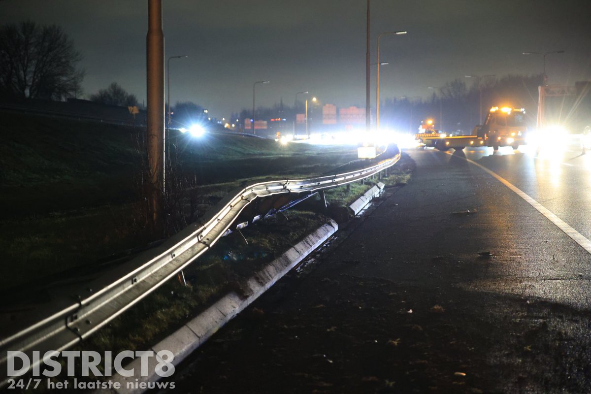 Auto botst tegen vangrail op A13 bij Den Haag