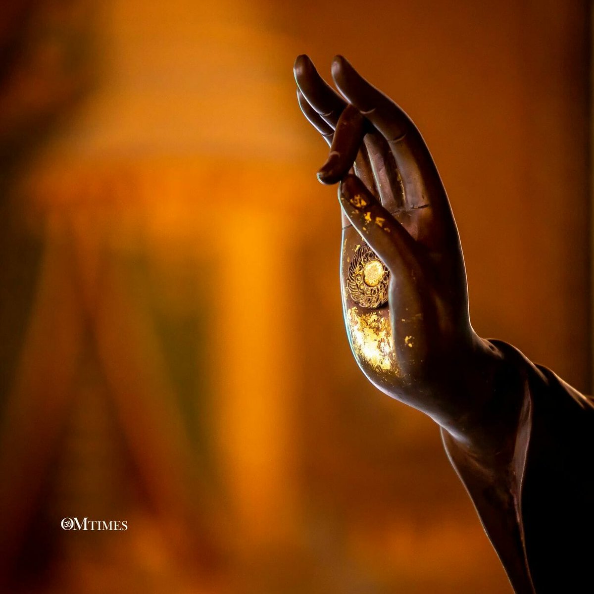 OmTimes's tweet image. The 5th ray of Light, the Orange Ray, represents souls who are the unemotional #archetype. A crucial part of man’s spiritual #ascension of #consciousness involves the #OrangeRay manifestation to the highest form of knowledge - The Orange Ray of Knowledge tinyurl.com/24rcjduv