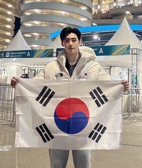 jnklcshn's tweet image. figure skater                    KSOC ambassador &amp;amp;                                                     
park sunghoon                     torchbearer 
                                                  park sunghoon