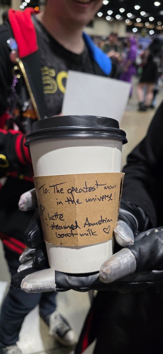 LaLaLaurieArt's tweet photo. LOOK WHAT LEE SIGNED ON @sentientflute COFFEE CUP OMG https://t.co/QlwnJcXQqO