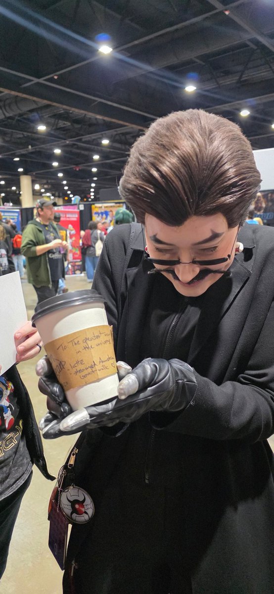 LaLaLaurieArt's tweet photo. LOOK WHAT LEE SIGNED ON @sentientflute COFFEE CUP OMG https://t.co/QlwnJcXQqO