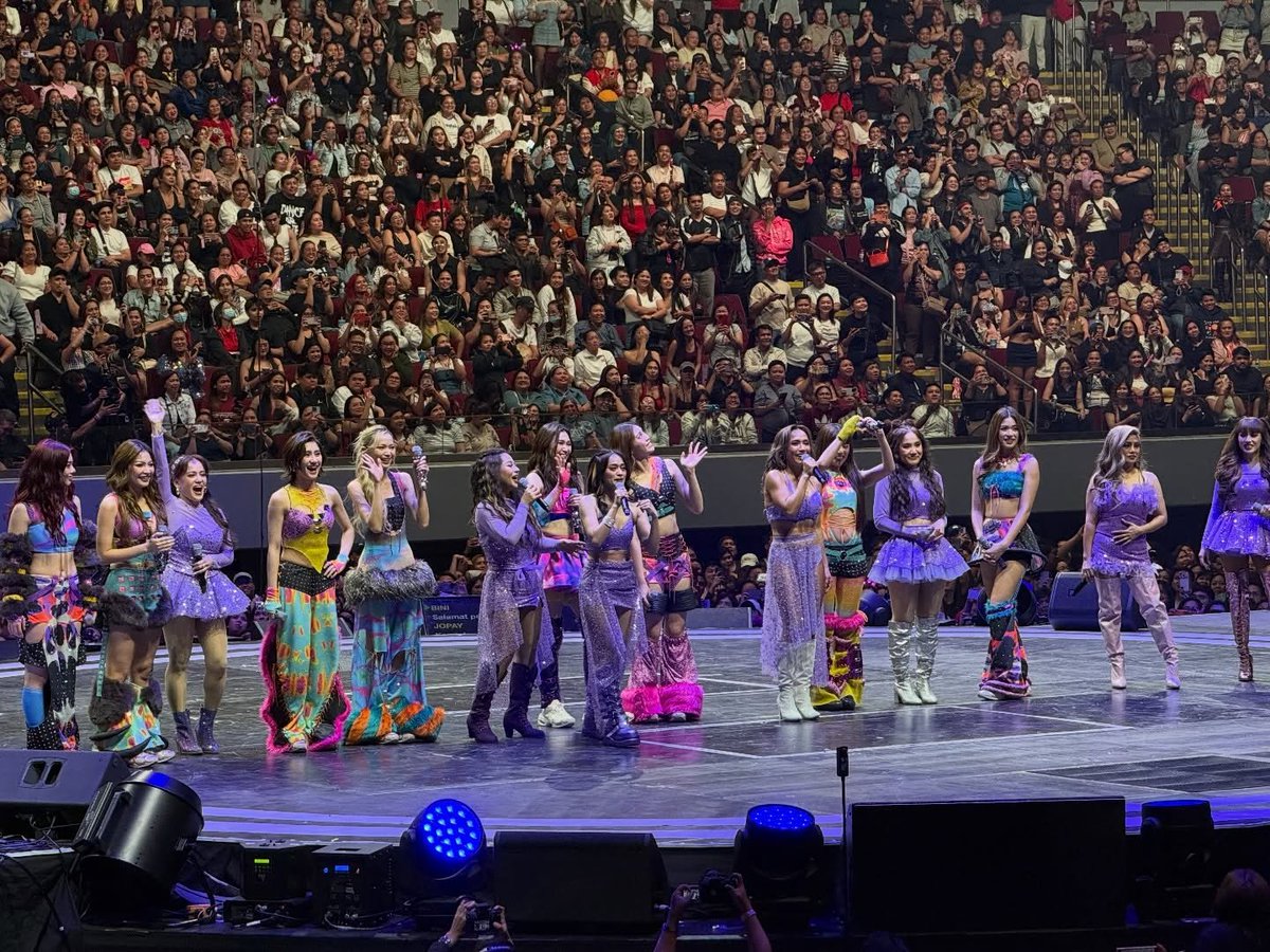 ABSCBNNews's tweet image. I STEP OUT IN MY SPAGHETTI, PABABA 👑💖

Fans and concertgoers were treated to a surprise collaboration between two generations of P-pop girl groups, BINI and SexBomb, during the “Get Get AW rAWnd 3” concert at the MOA Arena on Friday night, February 6, 2026.

(📸: Star Music…