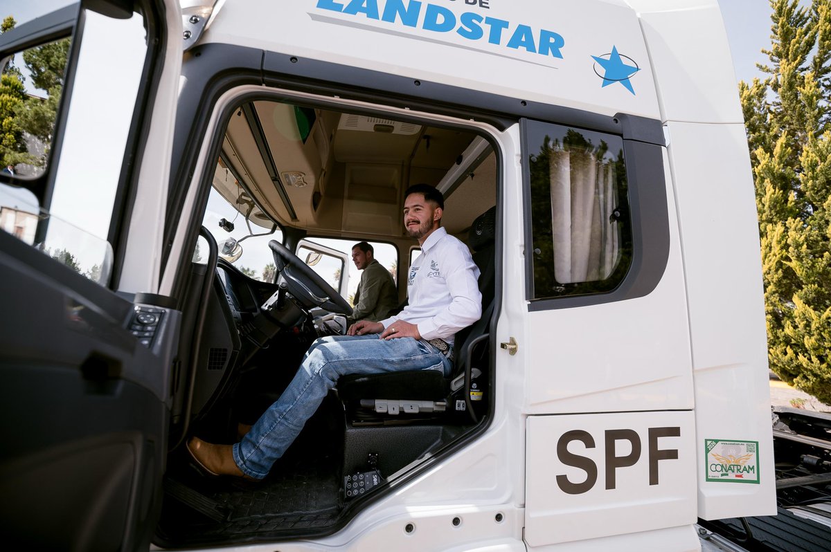 María y Diego serán los primeros estudiantes del país en poder generar hasta 50 mil pesos mensuales como empresarios del transporte, gracias al modelo del CECyTED y a la especialidad en autotransporte, una carrera única en México, creada para responder a las necesidades reales