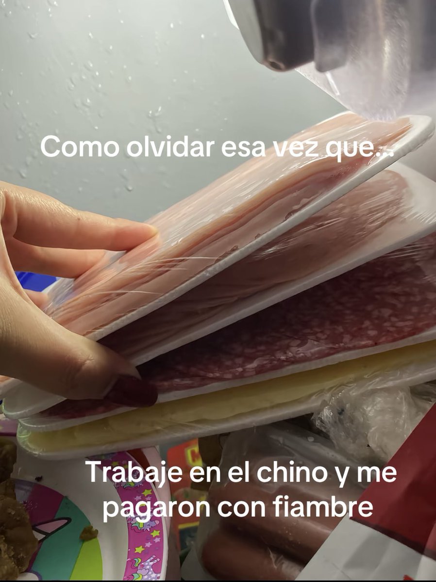 Una piba contó que trabajo en un supermercado a cambio de 15 MIL PESOS EL DÍA, en negro.

Cuando fue a que le paguen esa miseria, no le pagaron con plata LE PAGARON CON FIAMBRES. 

Y después te quieren sacar derechos porque dicen que las empresas le tienen miedo al empleado.
