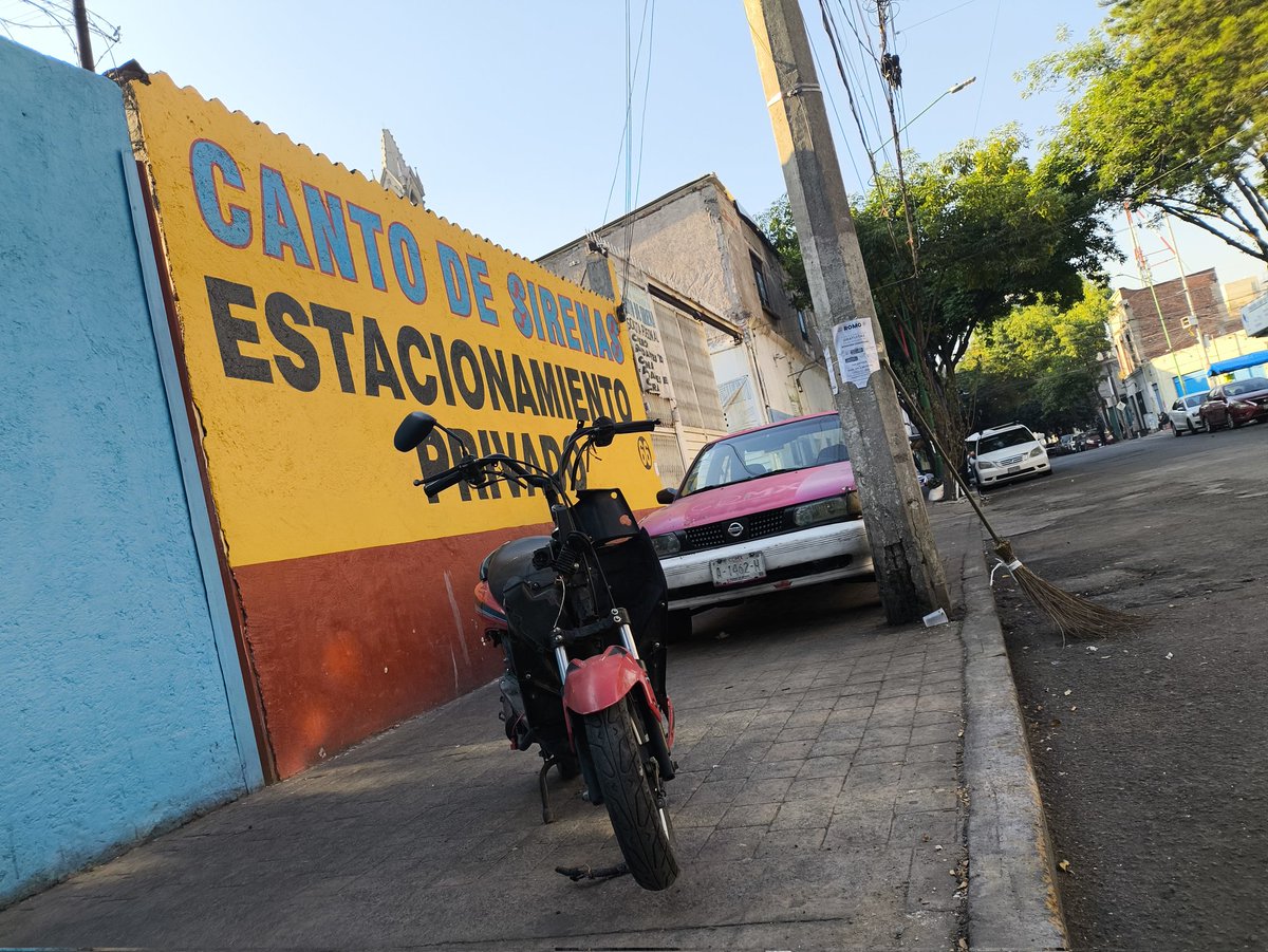 De su apoyo para retirar vehículo abandonado sobre la banqueta en Quetzalcóatl 66 entre Netzahulpilli y atzayacatl, col Tlaxpana, Miguel Hidalgo. Al igual que esa motoneta desarmada <a href="/UCS_GCDMX/">Unidad de Contacto del Secretario SSC CDMX</a> <a href="/OVIALCDMX/">OVIAL_SSCCDMX</a>