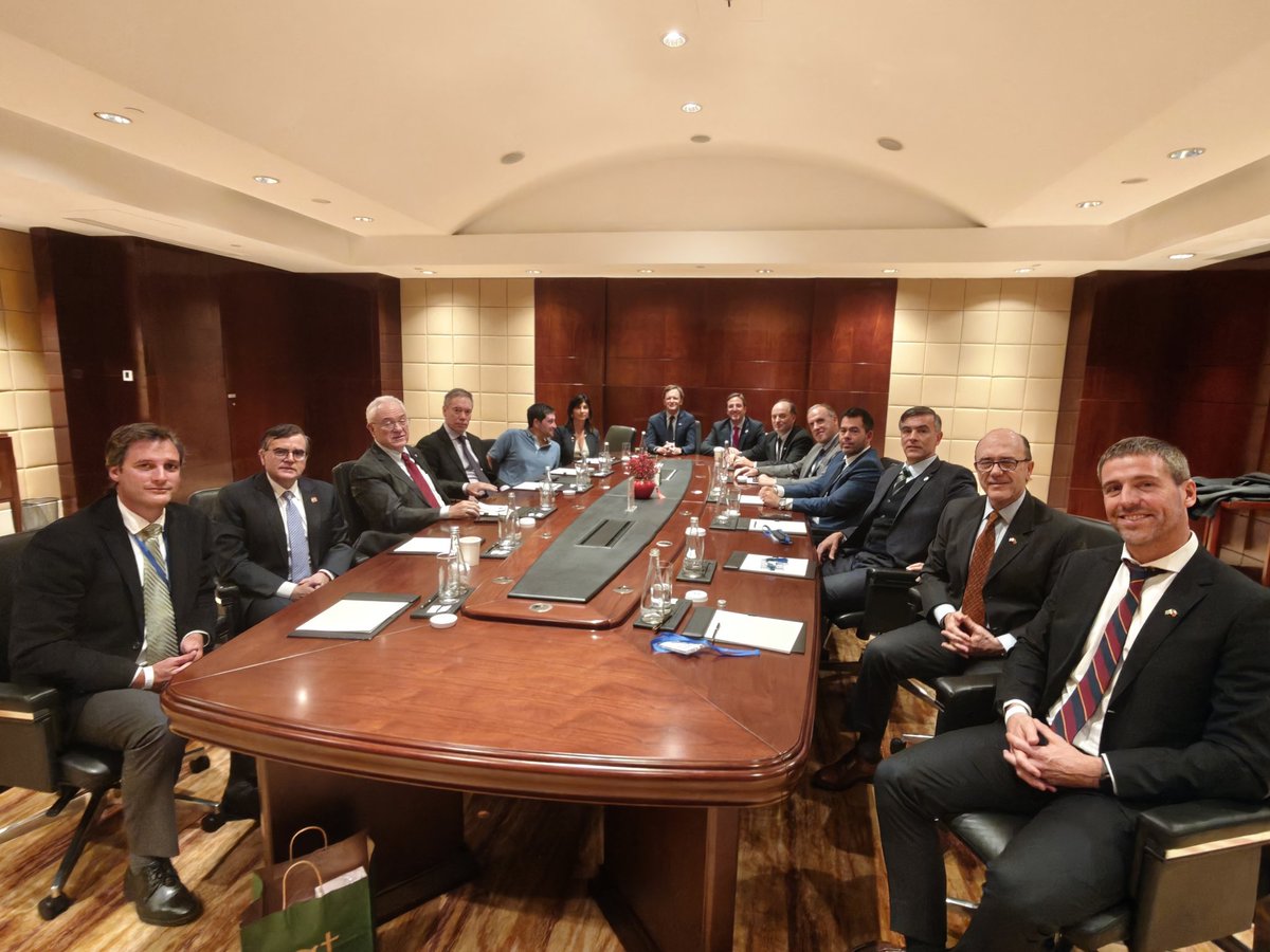Positiva evaluación del viaje a China en reunión entre el Canciller <a href="/MinLubetkinUy/">Mario Lubetkin</a> y otras autoridades con representantes de las cámaras empresariales <a href="/camindus/">Cámara de Industrias del Uruguay</a> <a href="/CamaraUY/">Cámara de Comercio y Servicios UY 🇺🇾</a> <a href="/AsocRuralUy/">Asociación Rural del Uruguay</a> <a href="/CEDUruguay/">CEDU</a>