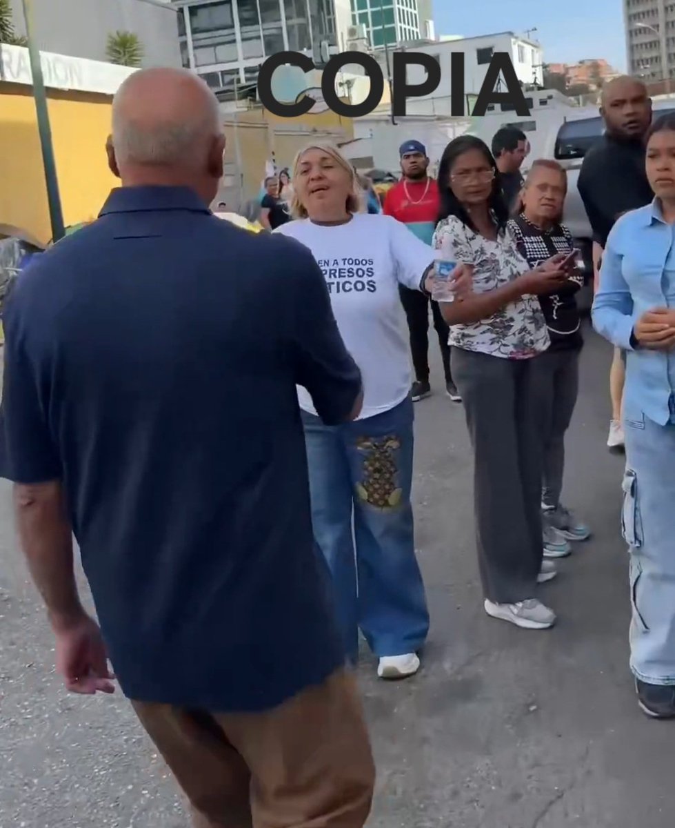 <a href="/Gbastidas/">Gabriel Bastidas</a> QUÉ DESGRACIADOS! 

NADA DE LO QUE HACEN ES HONESTO. ESA PAZ ES FALSA. SIGUEN BURLÁNDOSE DE LAS FAMILIAS. 

Evelis Cano NO ES la del video que abraza Jorge Rodríguez.
La del video es una figurante chavista.