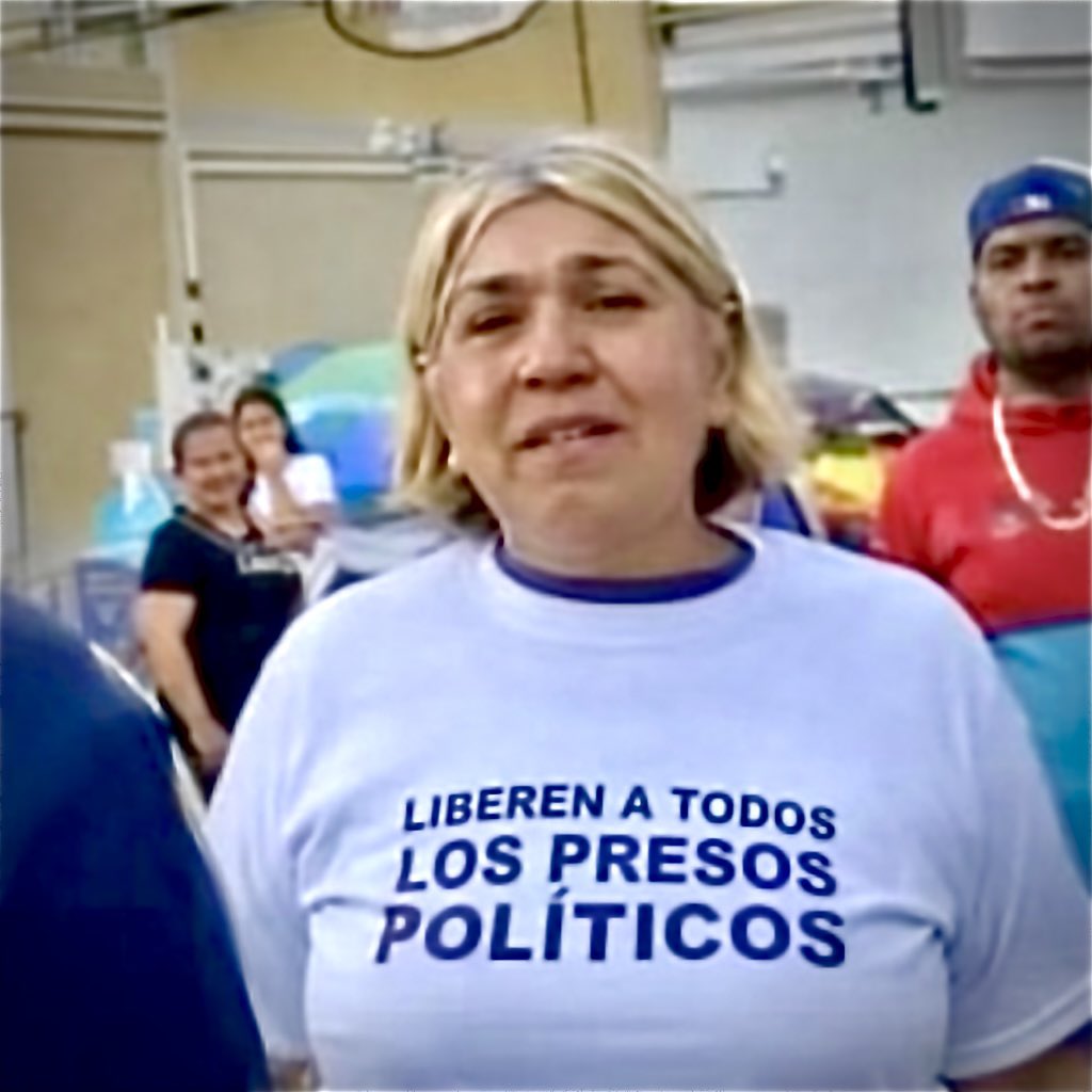 cristiancrespoj's tweet image. #SOS #SEBUSCA 🚨 Si alguien conoce información sobre esta mujer, favor entregar información. Fue la que abrazó profundamente al psicópata de Jorge Rodríguez, con franela de familiares de presos políticos, pero nadie la había visto nunca, y justo hoy de casualidad había un equipo