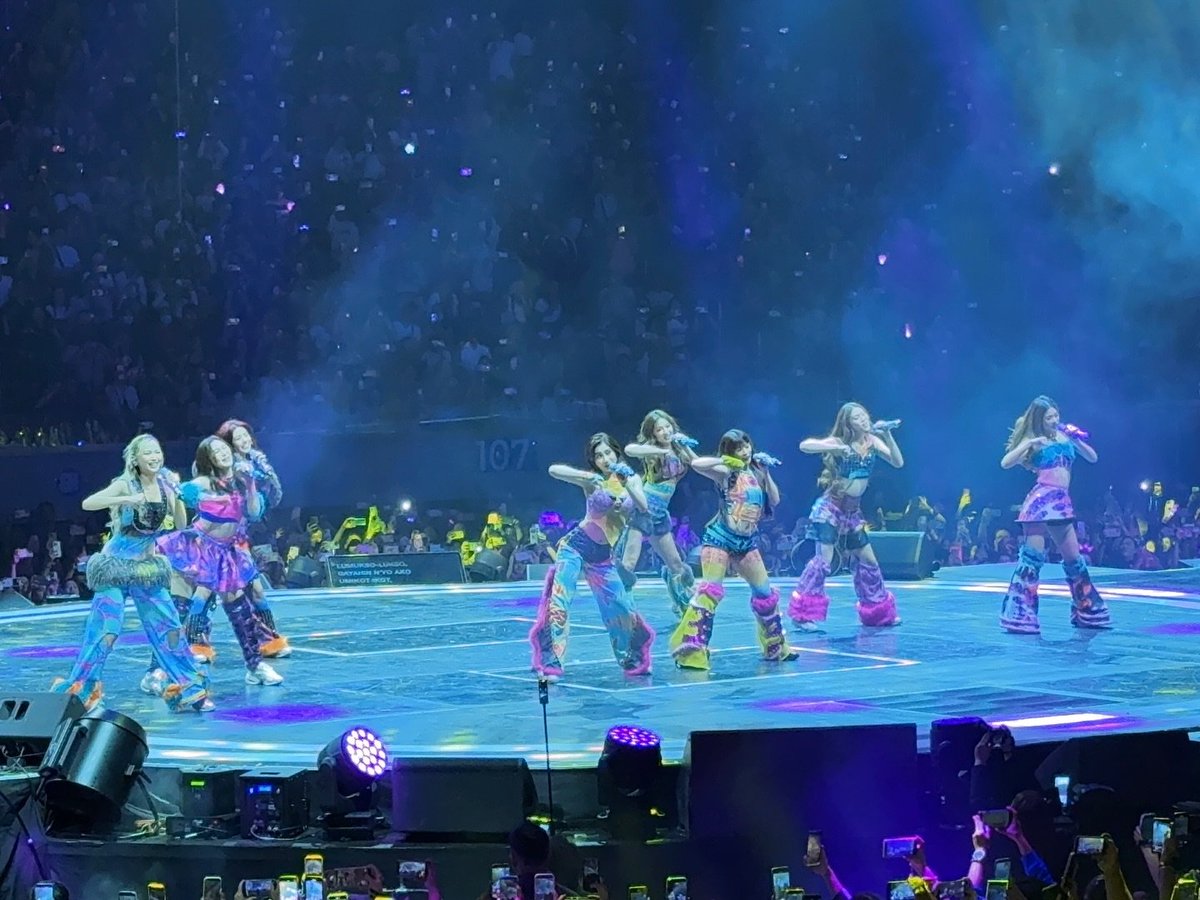 ABSCBNNews's tweet image. I STEP OUT IN MY SPAGHETTI, PABABA 👑💖

Fans and concertgoers were treated to a surprise collaboration between two generations of P-pop girl groups, BINI and SexBomb, during the “Get Get AW rAWnd 3” concert at the MOA Arena on Friday night, February 6, 2026.

(📸: Star Music…